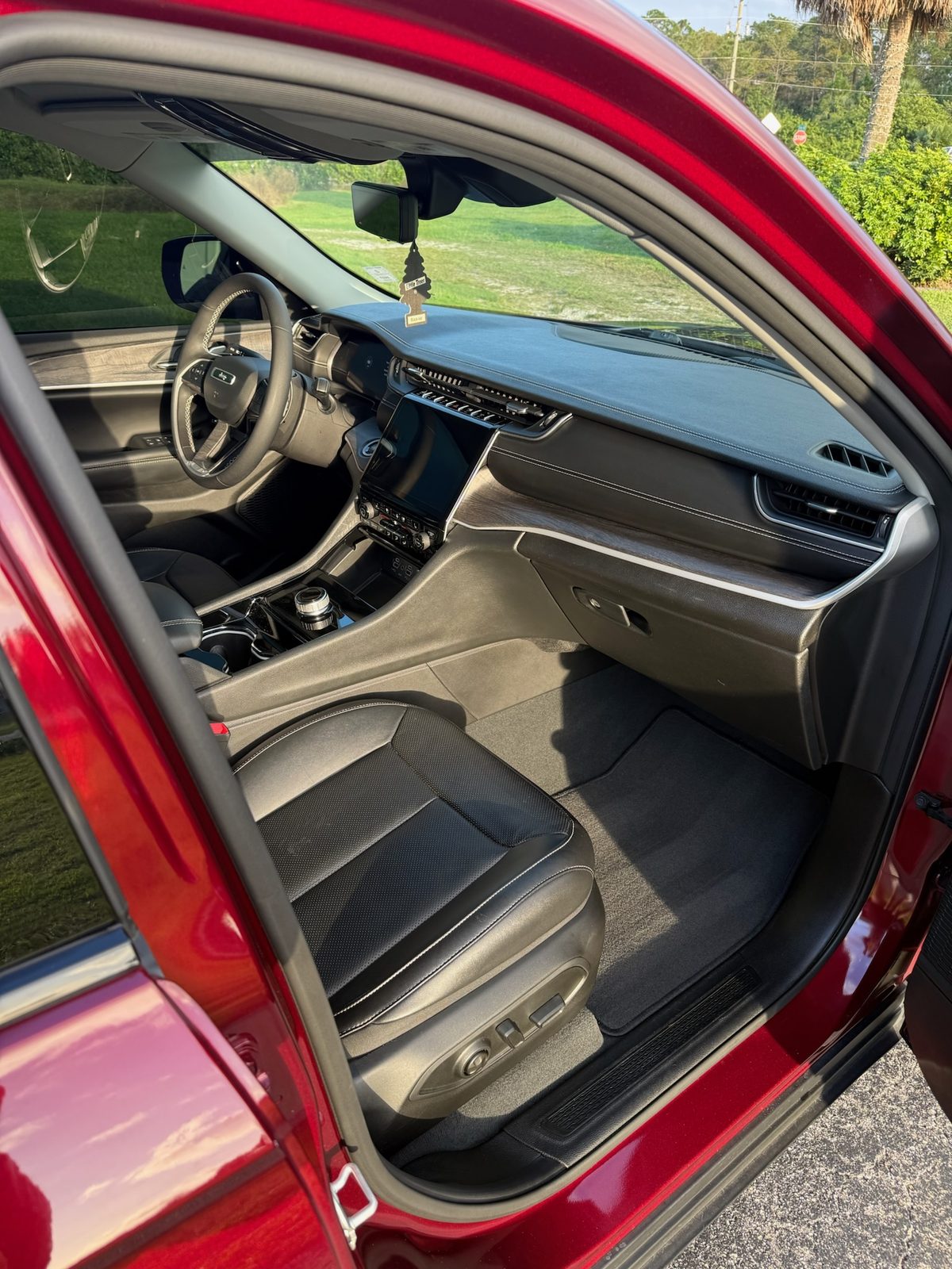Jeep Grand Cherokee dashboard and front interior after detailing